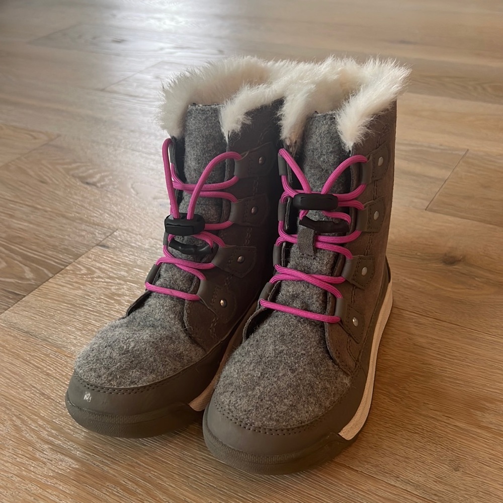 Sorel Whitney II Joan lace boot. Waterproof. Slight scuff on one boot